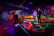 1 Spiel Schwarzlicht Minigolf inkl. Getränk in der GlowZone 4D Düsseldorf (bis 24% sparen) - Second Medium
