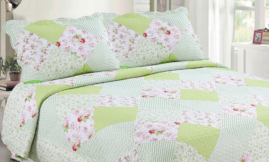 country-cottage-quilt-sets-3-piece-groupon