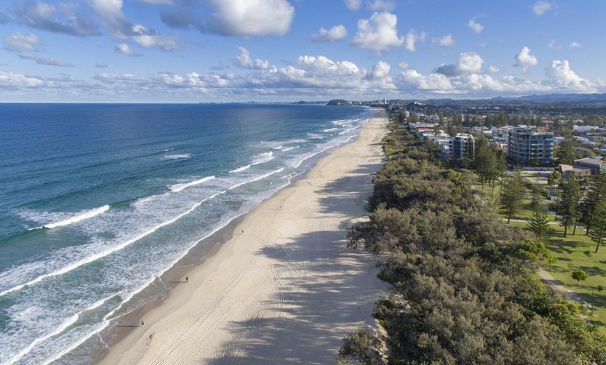 Image 9: Gold Coast: 3N 4* Beachside Stay with Wine