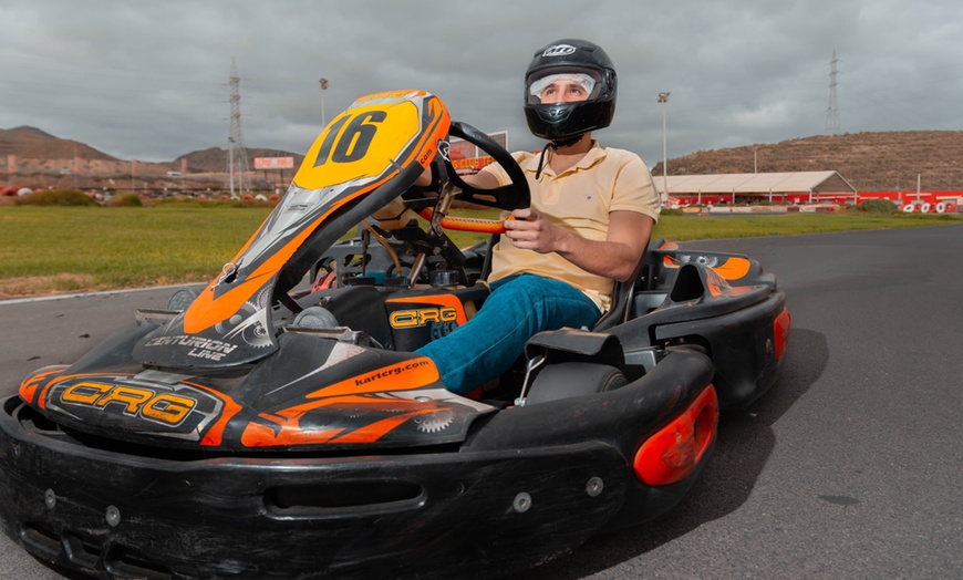 Image 2: ¿List@ para sentir adrenalina? 12 minutos de kart en circuito a elegir