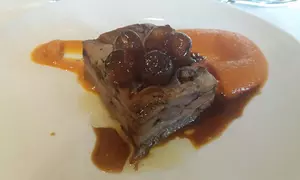 Menú para 2 o 4 con surtido de entrantes, principal, postre y botella de vino en La premsa de Can Vinyalets