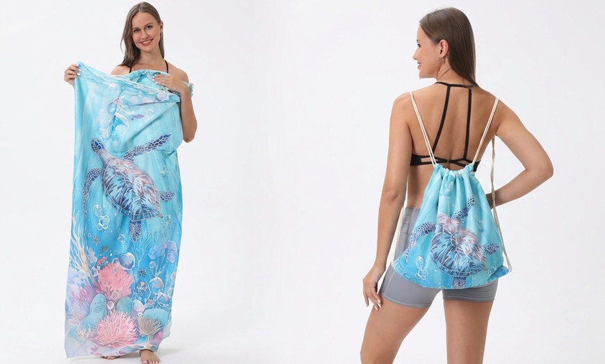 Image 9: 2-in-1 Convertible Beach Towel Backpack