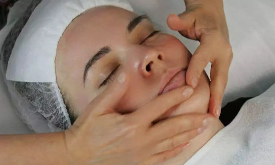 Masaż twarzy, głowy oraz оbszaru  dekoltu i więcej