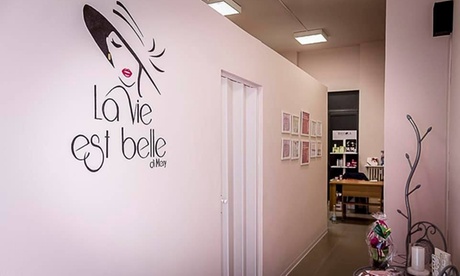 Una o 3 manicure e pedicure con smalto semipermanente da La Vie Est Belle di Mery (sconto fino a 50%)