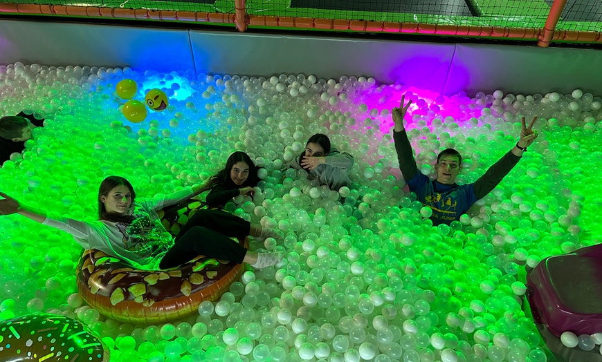 Image 9: Saltos en camas elásticas y piscina de bolas para hasta 4 personas