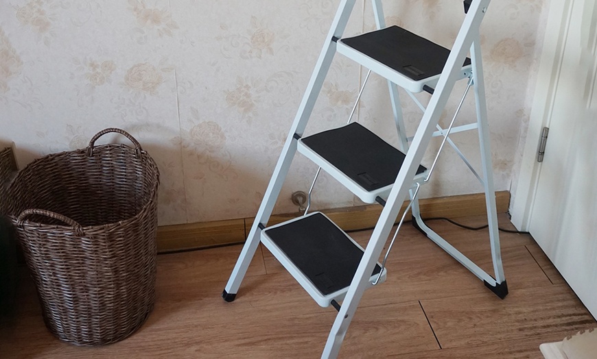 Image 7: Two-, Three- or Four-Step Folding Ladder