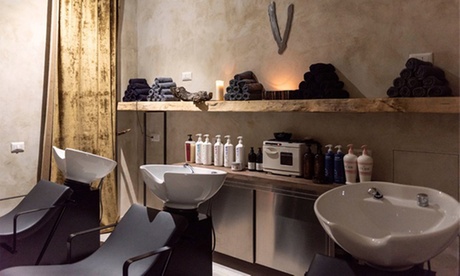 Pacchetti capelli con taglio, colore, effetti luce e trattamenti ayurvedici al salone Vanity (sconto fino a 64%)