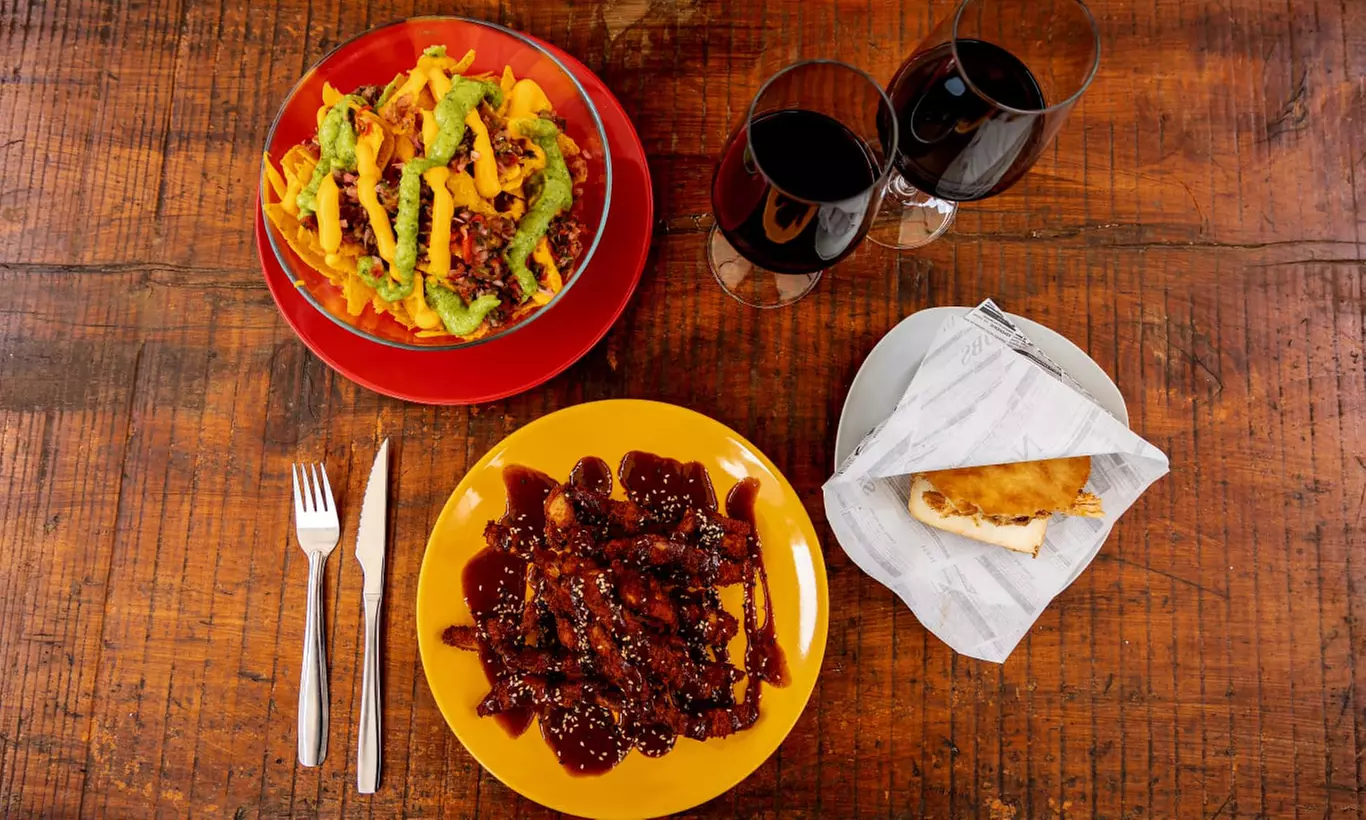 Menú venezolano con arepas, entrantes y pizza frita con helado