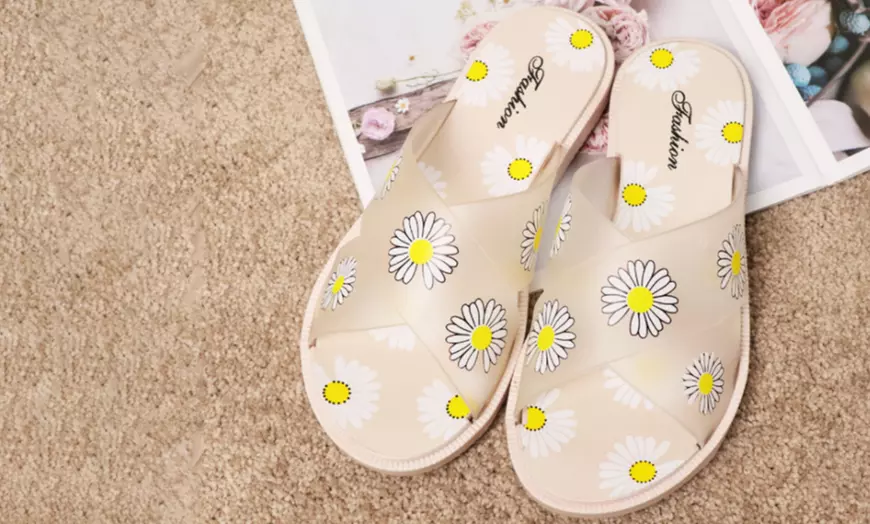 Image 5: Paire de sandales avec motifs à fleurs