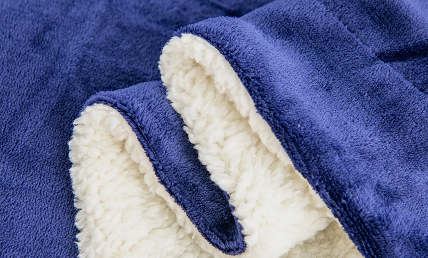 Image 11: Double Thickened Sherpa Fleece Soft Reversible Blanket