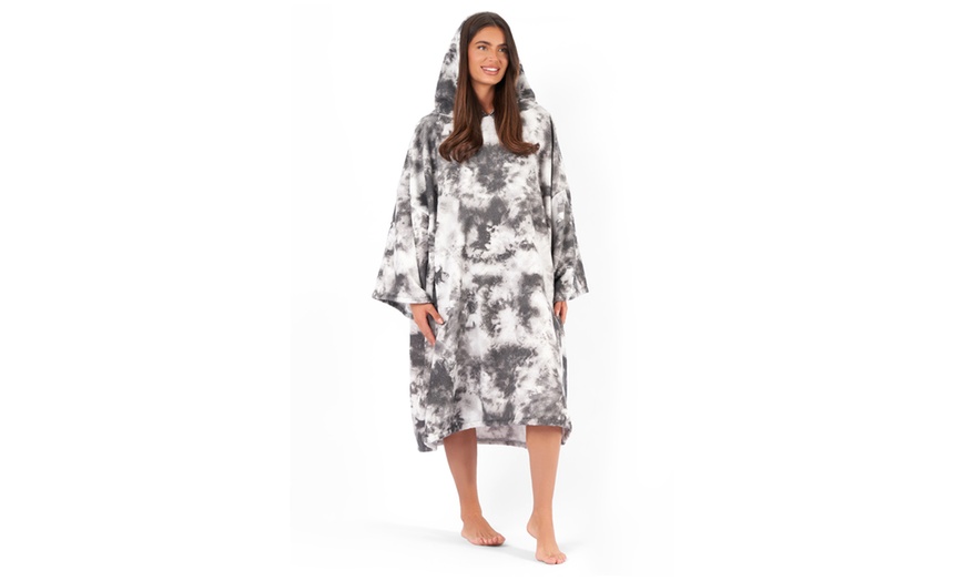 Image 4: Adults Oversized Printed Poncho Towel