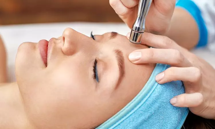 Reinigende Gesichtsbehandlung