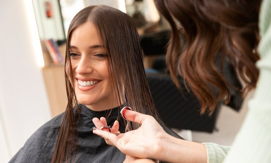 Image 1: Transforma tu look en pleno corazón de Barcelona con opciones variadas