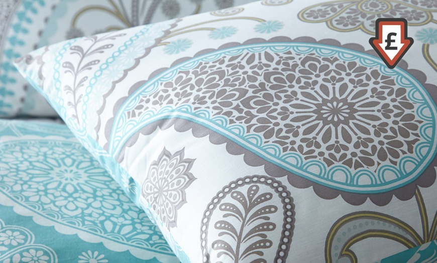 Image 1: Bold Paisley Duvet Cover Sets