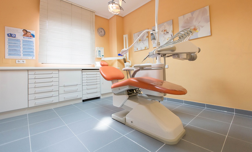 Image 2: Limpieza dental y blanqueamiento