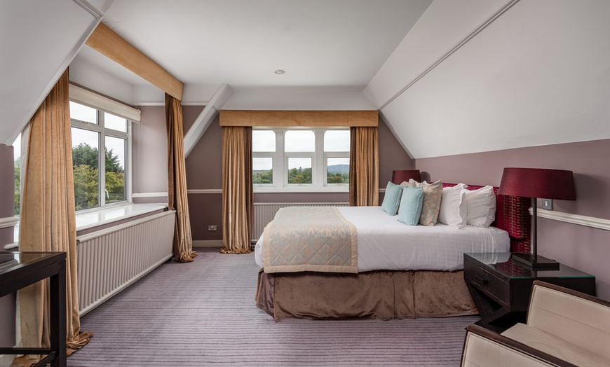 Image 3: Surrey: 4* Stay with Breakfast 