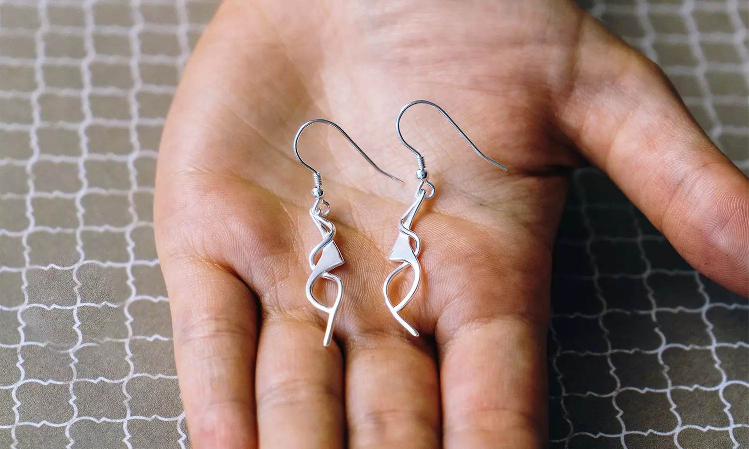 1 ou 2 paires de boucles d'oreilles Spirales en argent Philip Jones - Primary Image