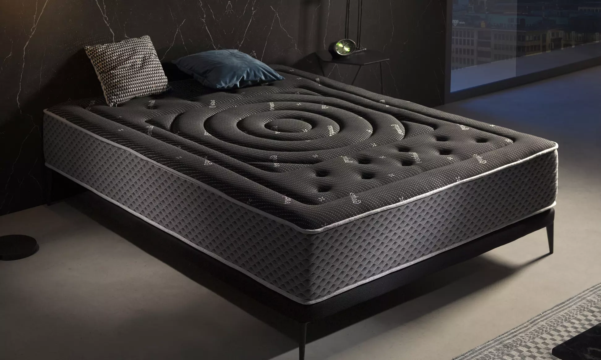 Viskoelastische Matratze „Cashmere Black" mit 12 Liegezonen in der Größe nach Wahl - Primary Image