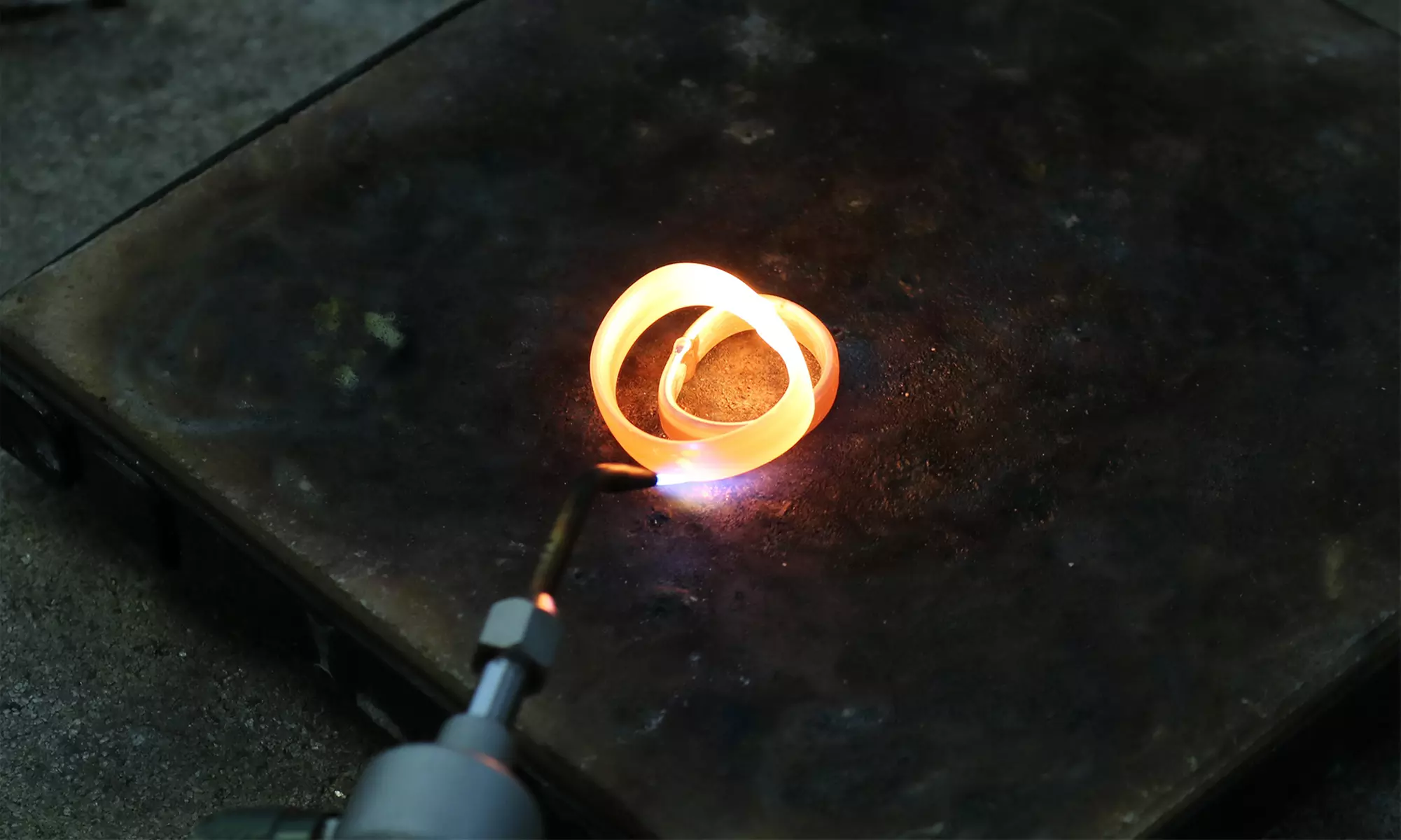 3-5 Std. Goldschmiede-Workshop mit Drinks für 1 oder 2 Personen