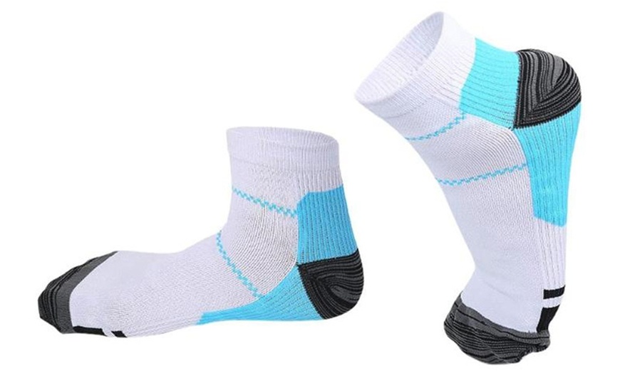 Image 2: Plantar Fasciitis Support Socks