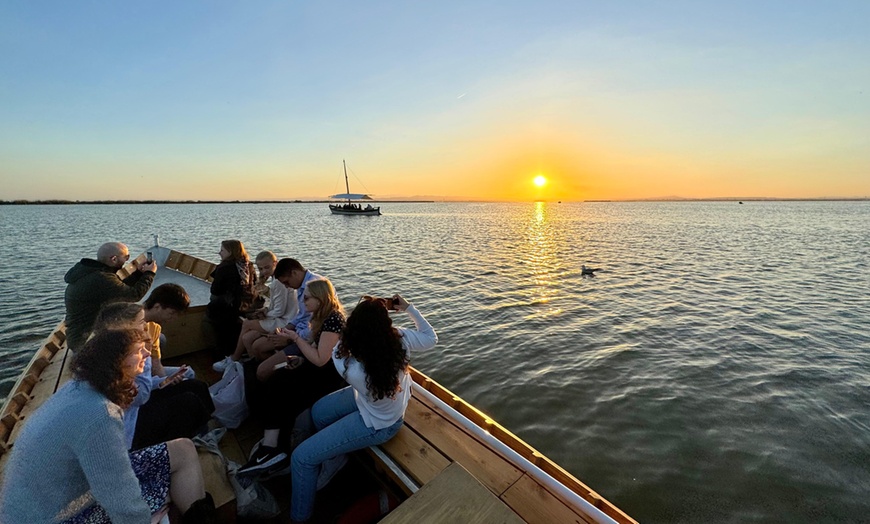 Image 1: Recorridos en barca por la Albufera para 2 o 3 personas