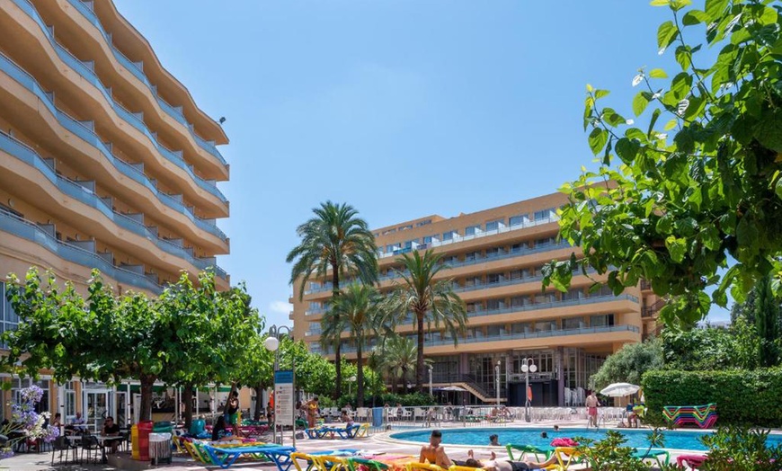 Image 10: Lloret de Mar : chambre standard en demi-pension ou pension complète