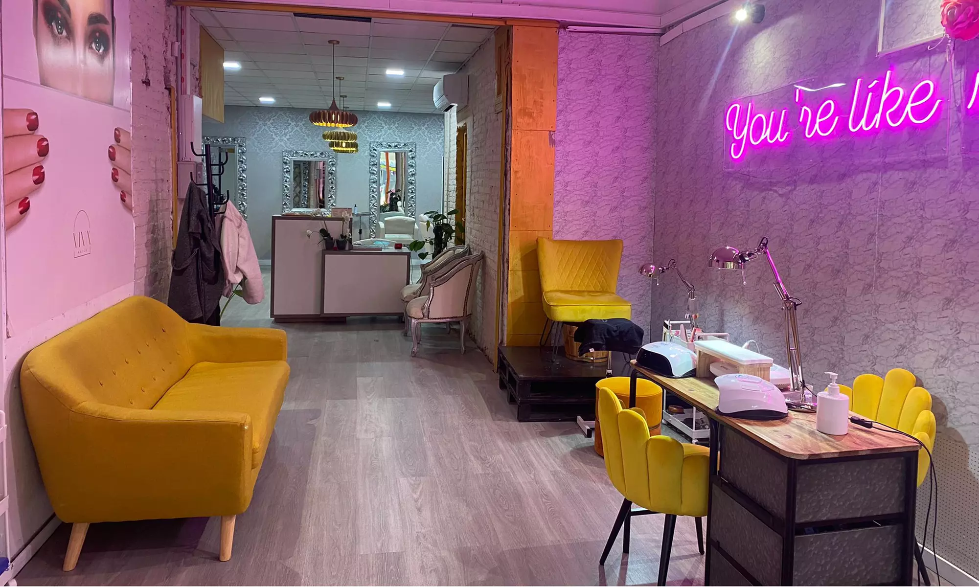 Manicura o pedicura clásica con esmaltado normal o semipermanente