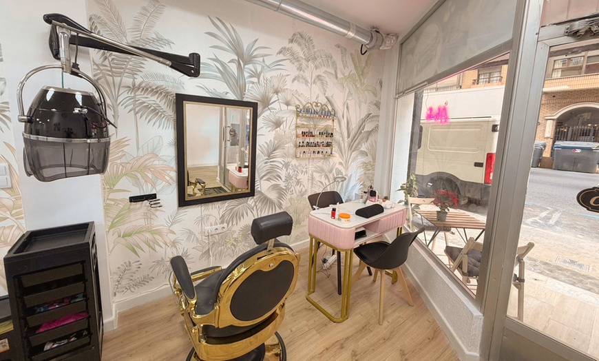 Image 2: Sesión de peluquería con tratamiento capilar con principios activos