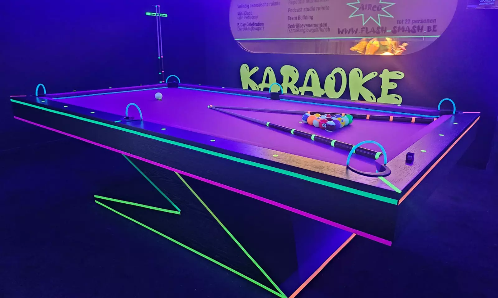 Samen beleef je het beste: Black Light minigolf + privé karaokeroom