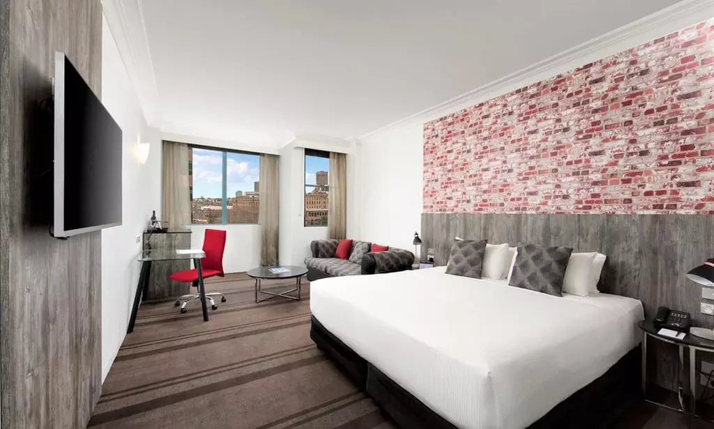 Sydney: Executive King Room for Two with Welcome Drinks & Parking