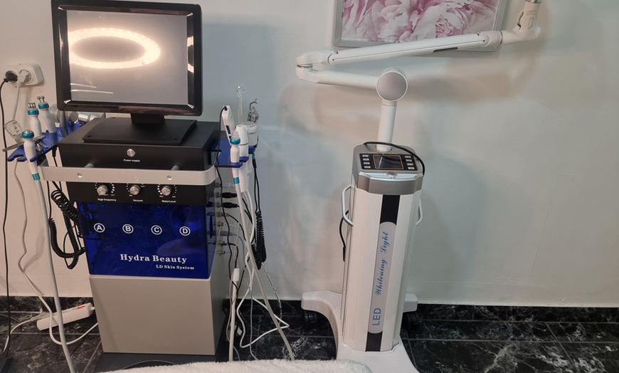 Image 2: Verwen je huid: hydrafacial voor je oogkringen of gelaat