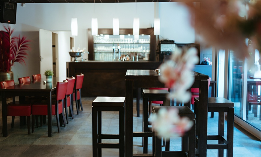 Image 5: Bon Bini! Caribische spareribs met saus, friet en drankje