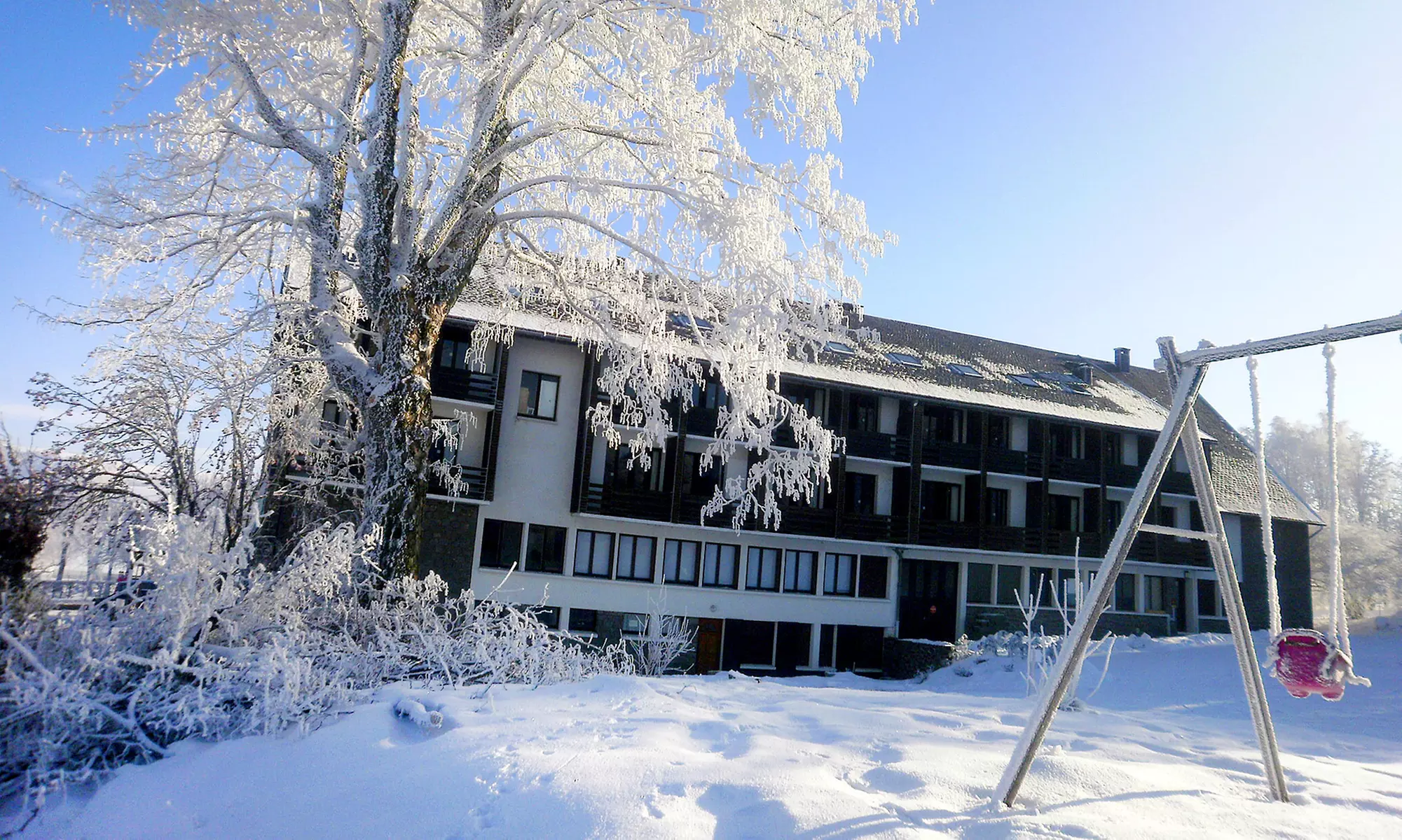 Proche Super-Besse : 1 à 7 nuits pour 2 personnes avec pdj, dîner et spa en option au Brit Hôtel Les Mouflons - Primary Image