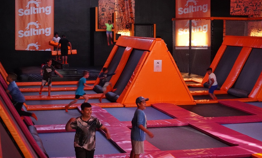 Image 15: ¡Saltos y diversión! Acceso a Salting para hasta 2 adultos y 2 niños