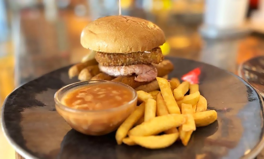 Image 19: Menú con gran variedad de platos y copa de vino para 2 o 4 personas