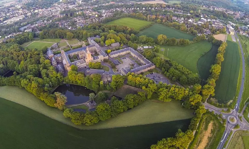 Süd-Limburg: Doppel- oder Zweibettzimmer für Zwei mit Frühstück, opt. mit Abendessen im Abdij Hotel Rolduc - Primary Image