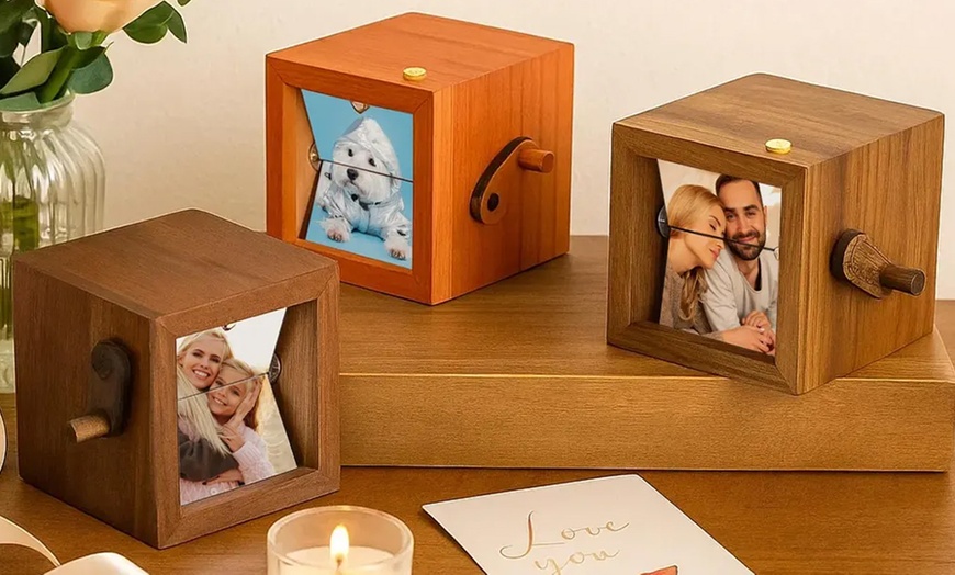 Image 11: 1 oder 2 personalisierbare Handkurbel-Fotorahmen aus Holz