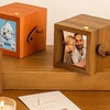 Image 11: 1 oder 2 personalisierbare Handkurbel-Fotorahmen aus Holz