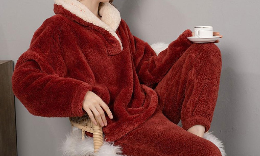 Image 4: Women's Two-Piece Fuzzy Pajama Sets