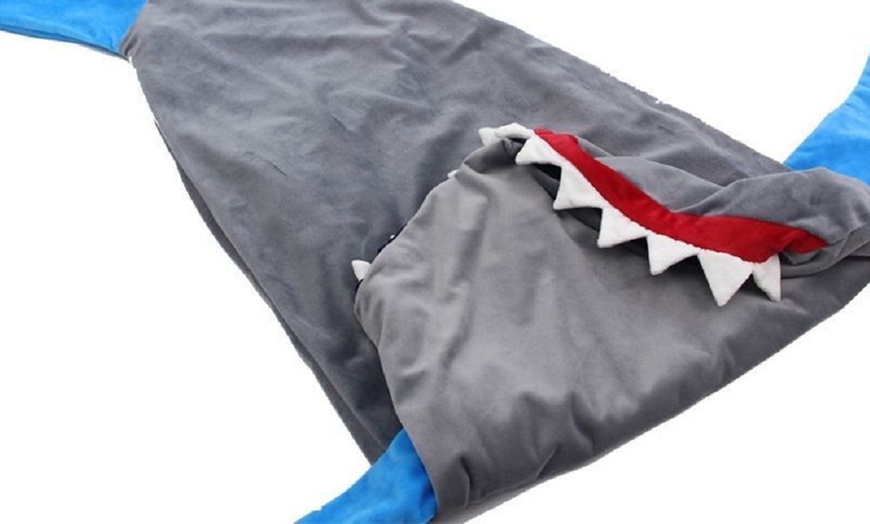 Image 3: Shark Kids' Blanket