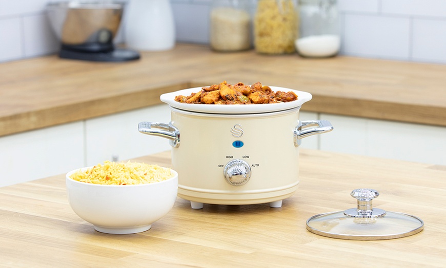 Image 4: Swan Retro-Style Slow Cooker