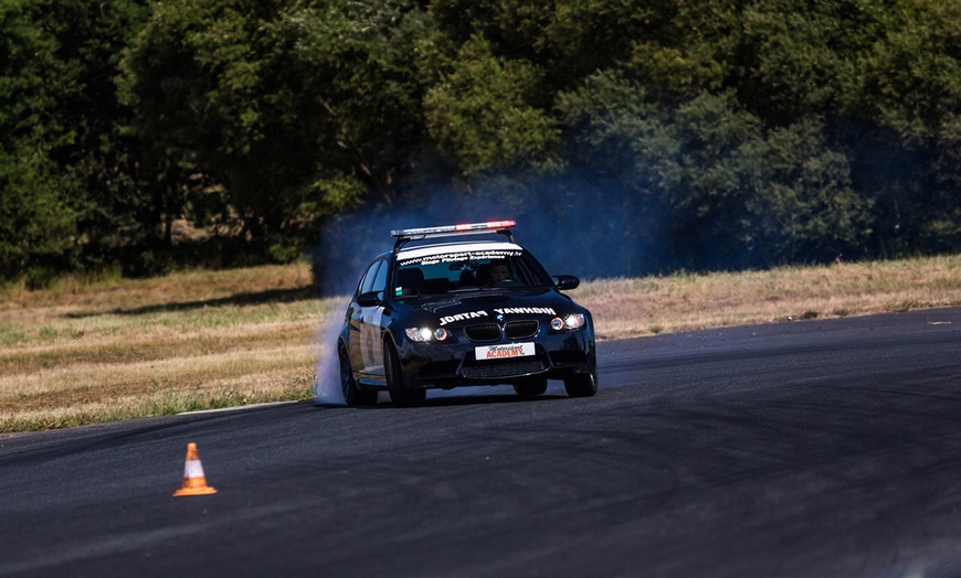 Image 2: Baptême de drift de BMW M3 V8 avec Motorsport Academy Fay De Bretagne