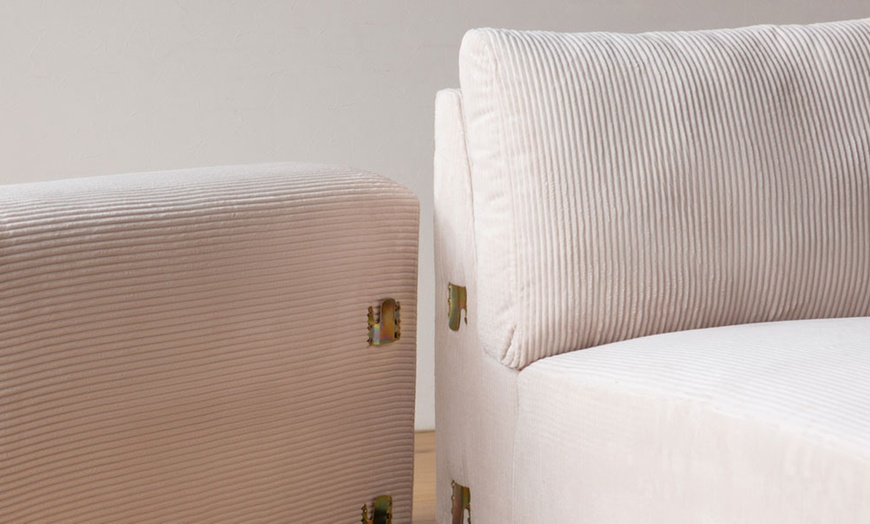 Image 24: Canapé d'angle réversible 3 places "Jambi" de Kocoon en velours côtelé