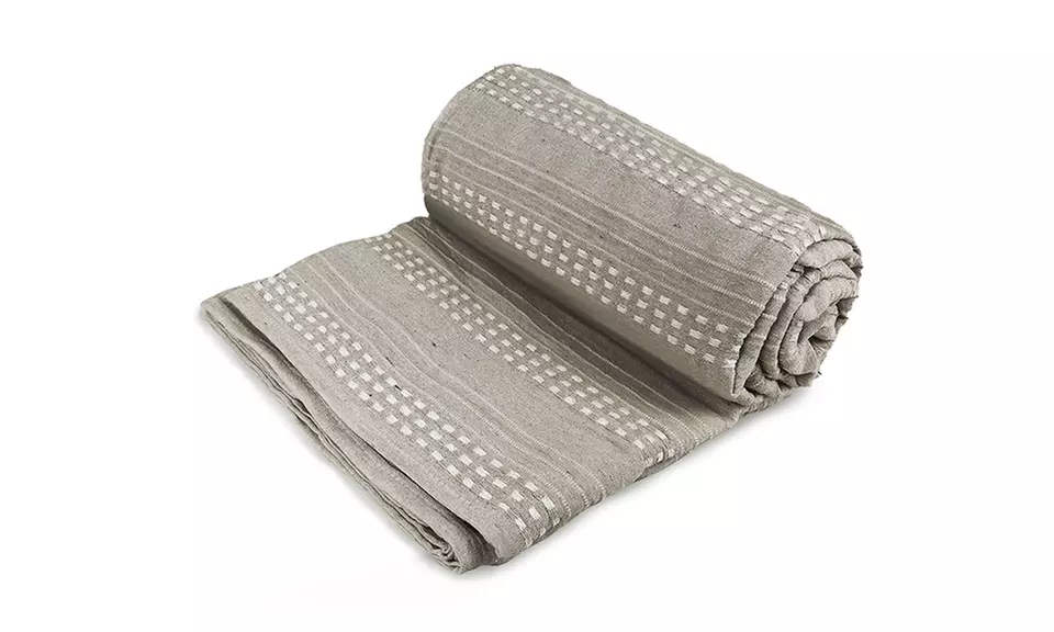 Sofabezug und Tagesdecke aus natürlicher recycelter Baumwolle