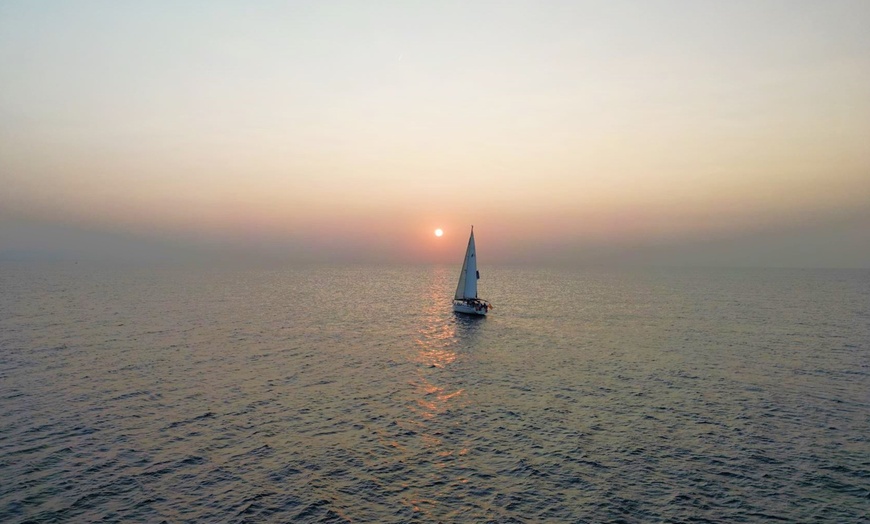 Image 7: Paseo de 2 horas en barco de vela para 1, 2, 4 o 6 personas