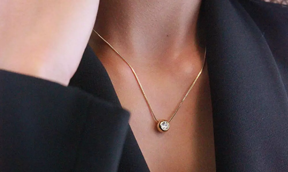 Collane, orecchini e bracciali con cristalli