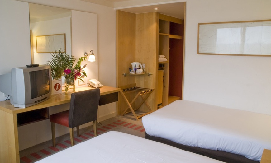 Image 3: Manchester: 1 Night Stay for 2 with Breakfast & Dinner