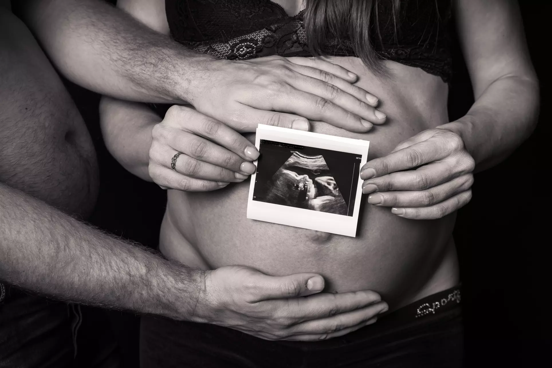 Babybauch- und Schwangerschafts-Fotoshooting für bis zu 5 Pers. inkl. 1, 3 oder 5 Bilder (bis zu 81% sparen) - Primary Image