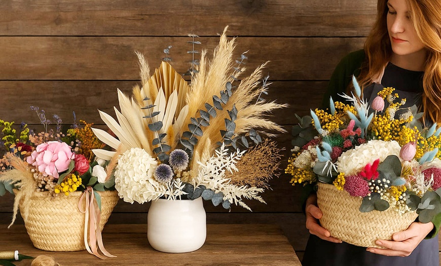 Image 2: Taller de flores secas con barra libre de cerveza