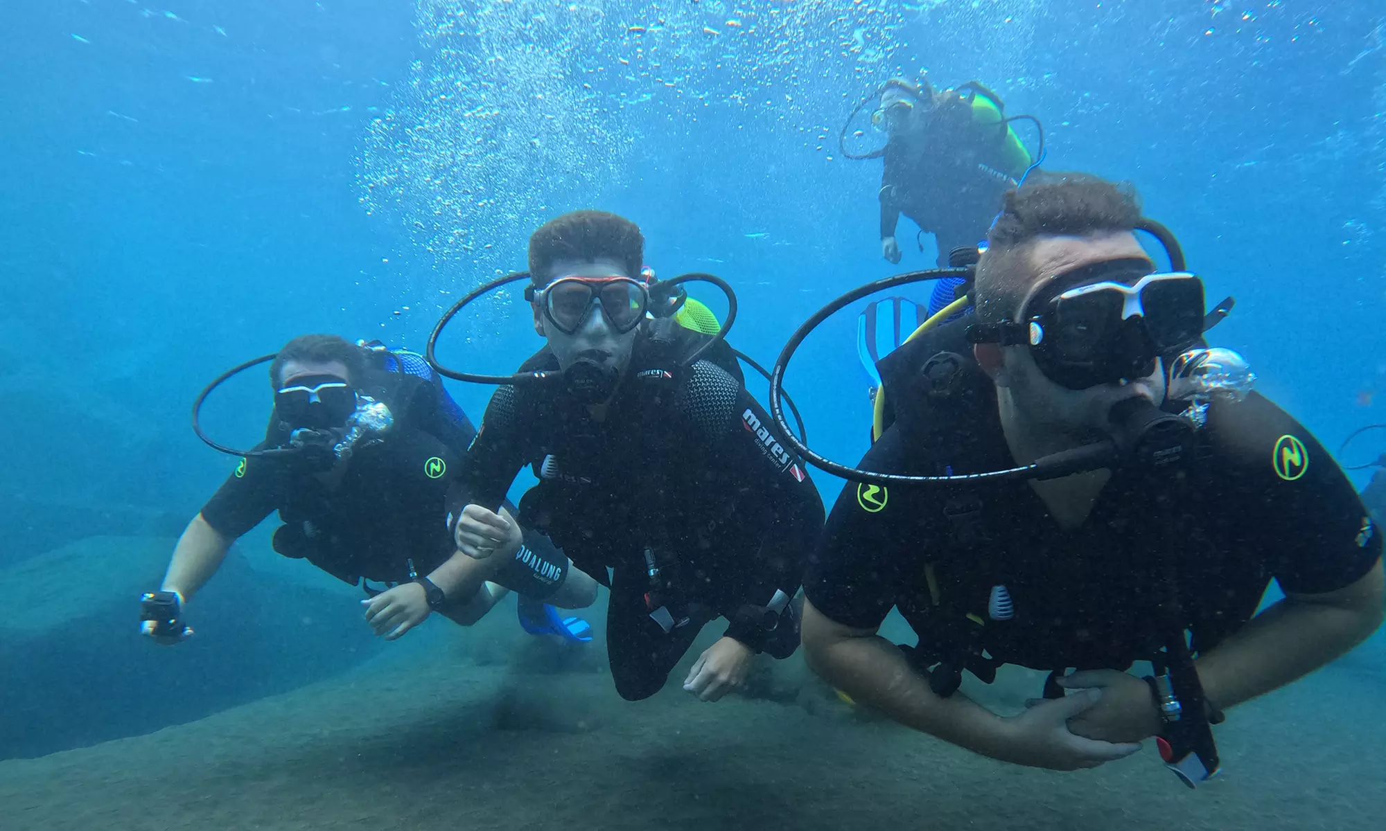 Exploraciones submarinas garantizadas con instructores expertos
